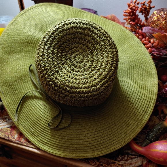 Shade Shack straw hat. - Picture 3 of 10